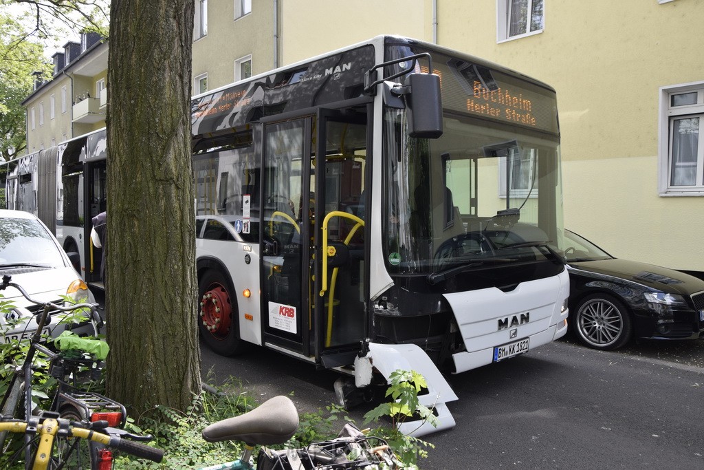 VU KVB Bus gegen PKW Tuer Koeln Kalk Buchforststr P13.JPG - Miklos Laubert